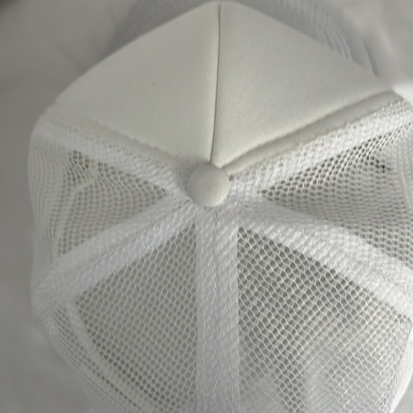 Simple,plain,white hat. - Picture 4 of 5